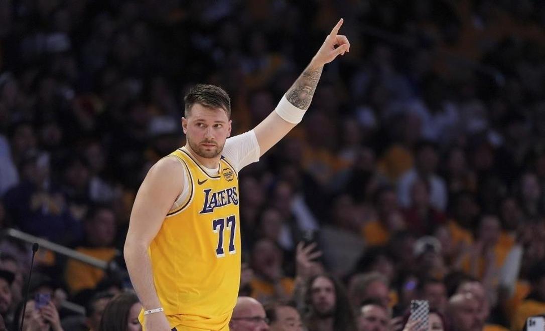 开云-战术调整首场状态出色，公牛观众沸腾！，东契奇重返赛场全场沸腾不已的简单介绍