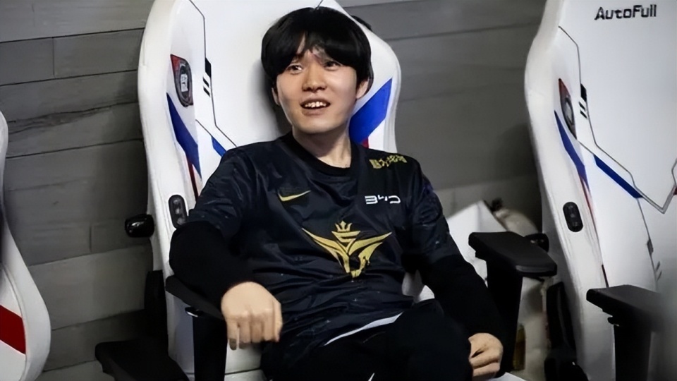 开云体育-包含Rookie迎来二十赛季高光表现，FPX球迷沸腾！的词条